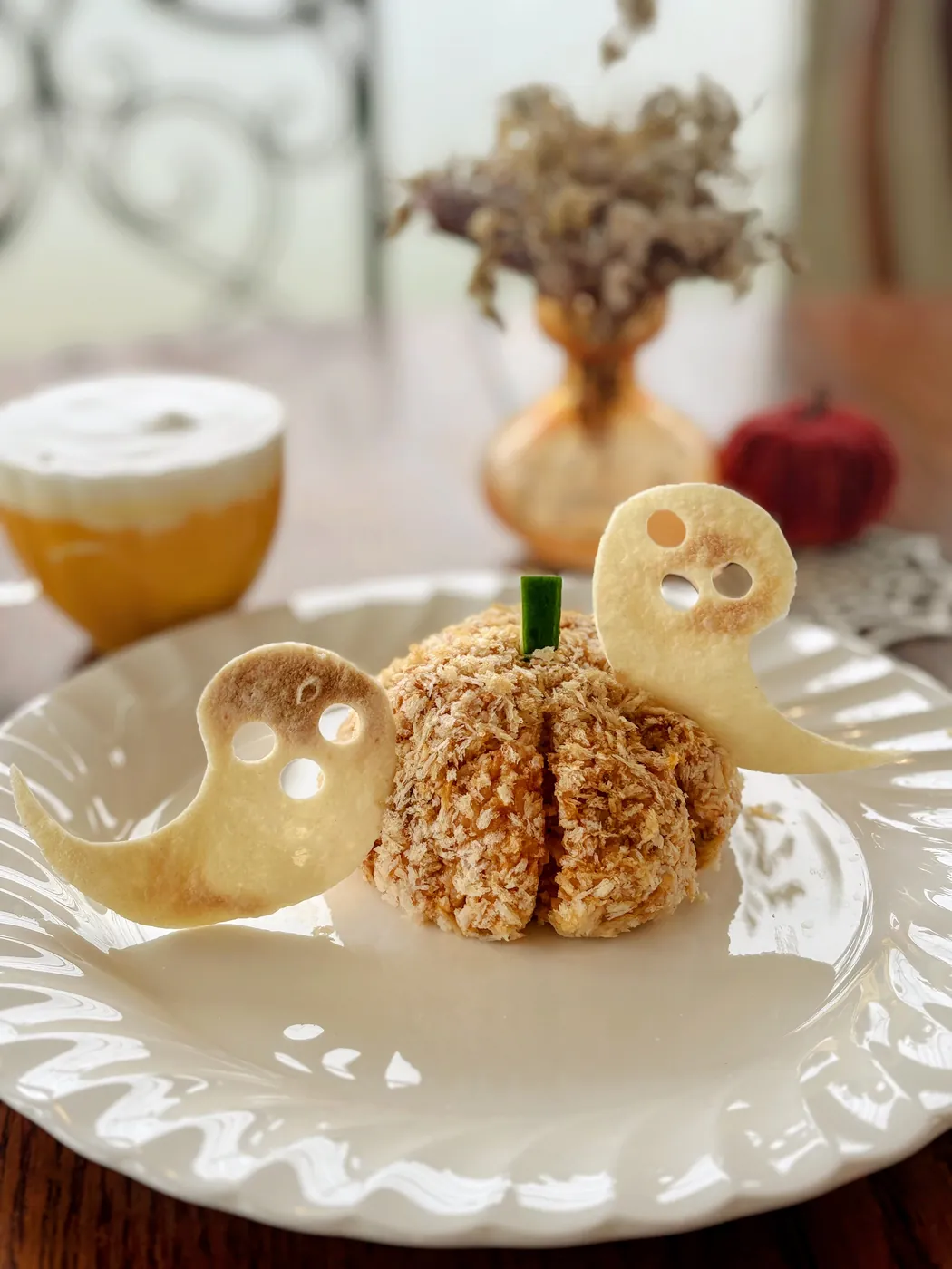 かぼちゃの形のごはんとおばけの飾りをのせたお皿
