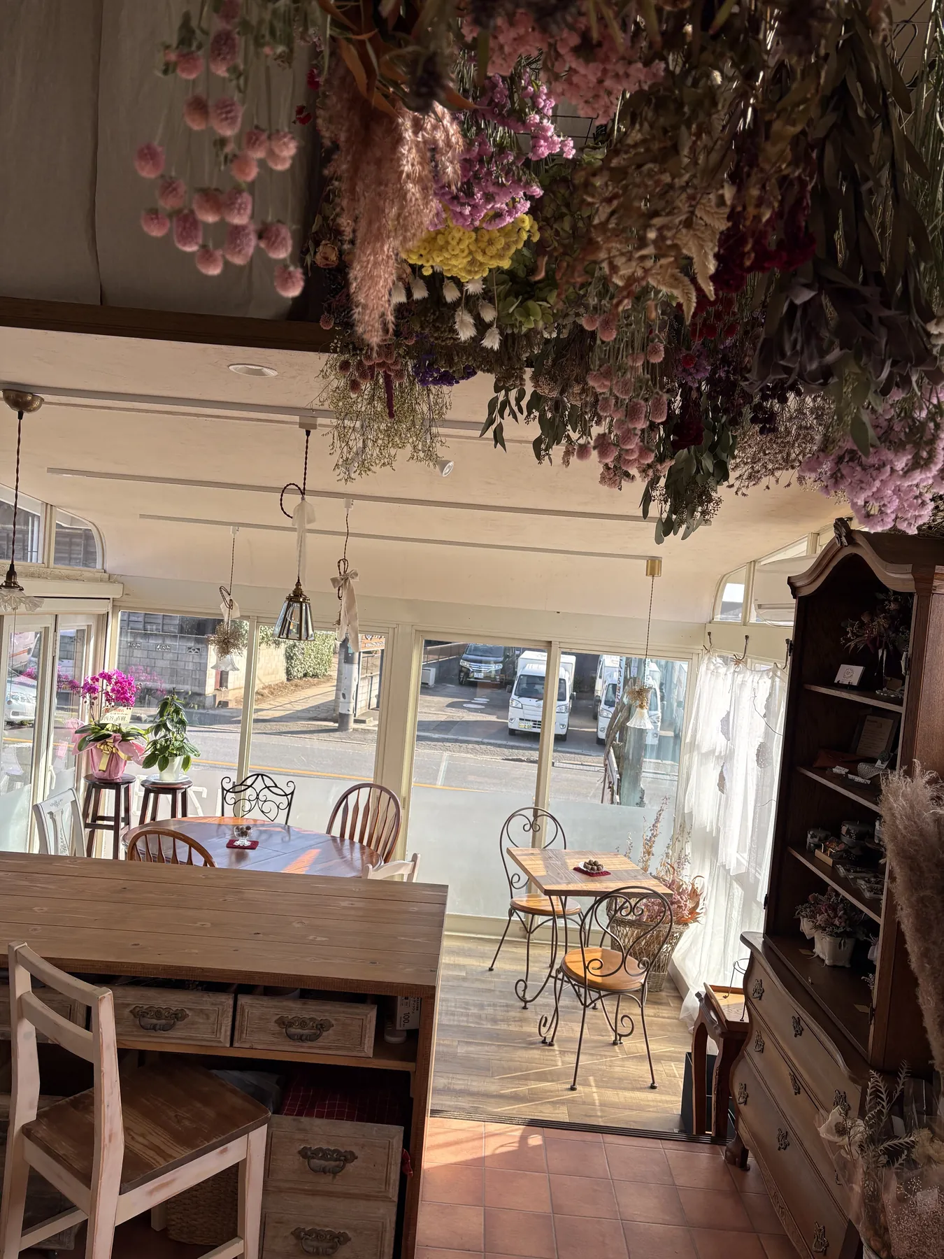 天井からたくさんのドライフラワーが吊るされた、花日和Luce（ルーチェ）の店内
