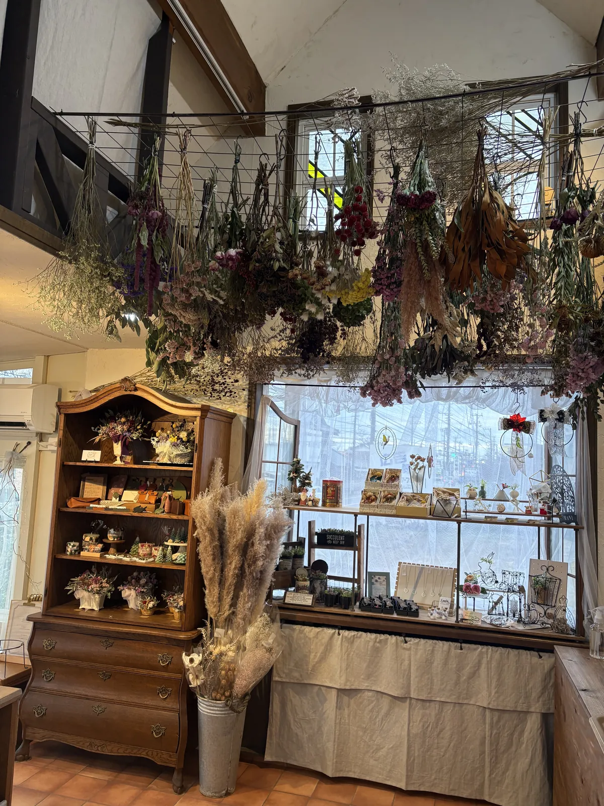 ドライフラワーと雑貨が並ぶ、花日和Luce（ルーチェ）の店内