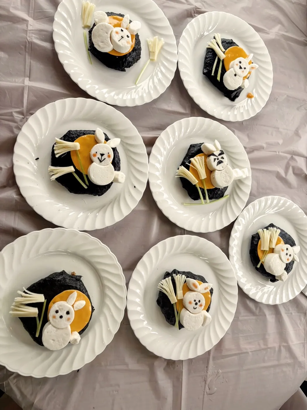 うさぎの飾りをのせたお皿がいくつも並ぶテーブル