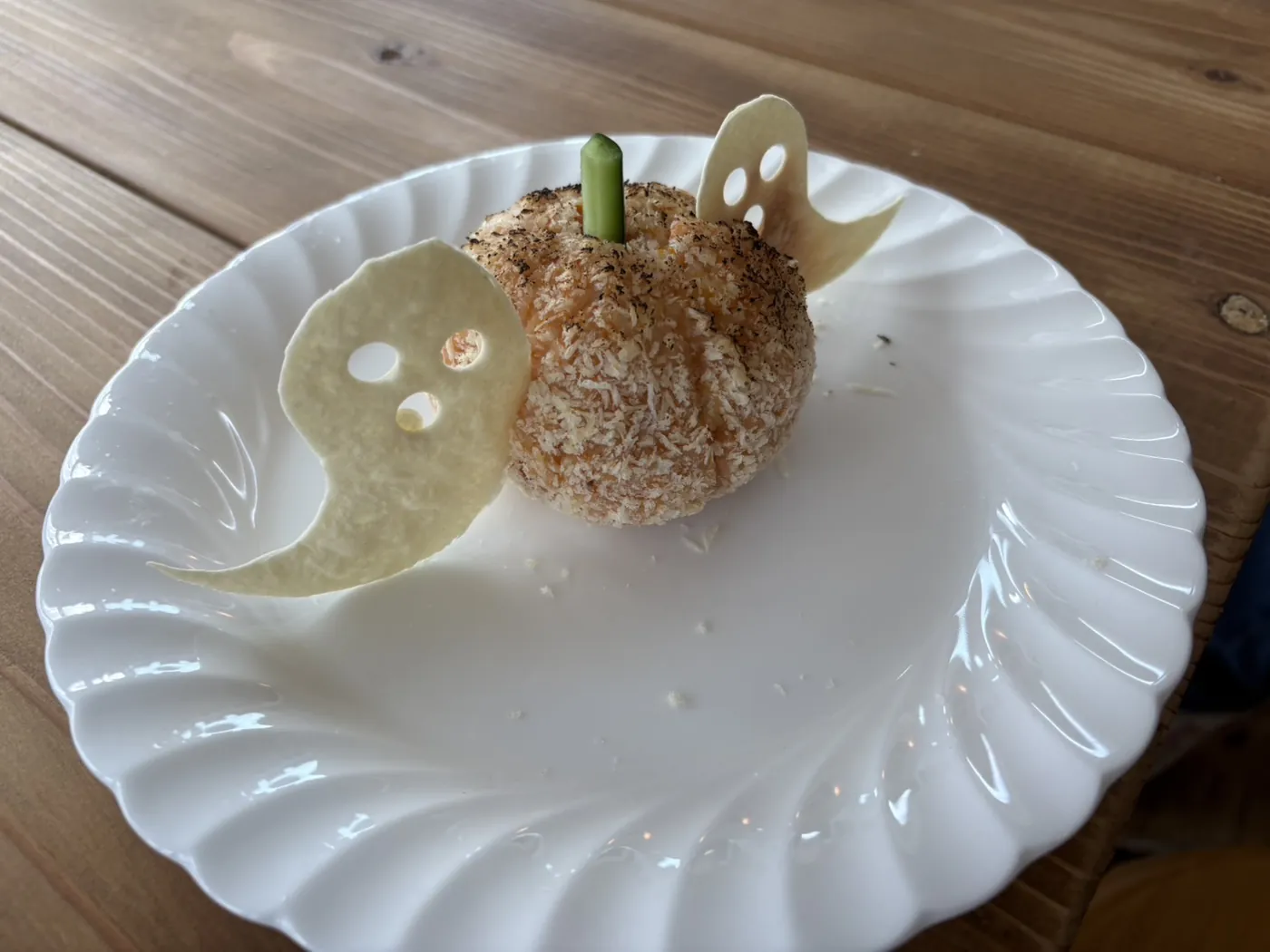 かぼちゃの形のごはんに、おばけの飾りを添えた一皿