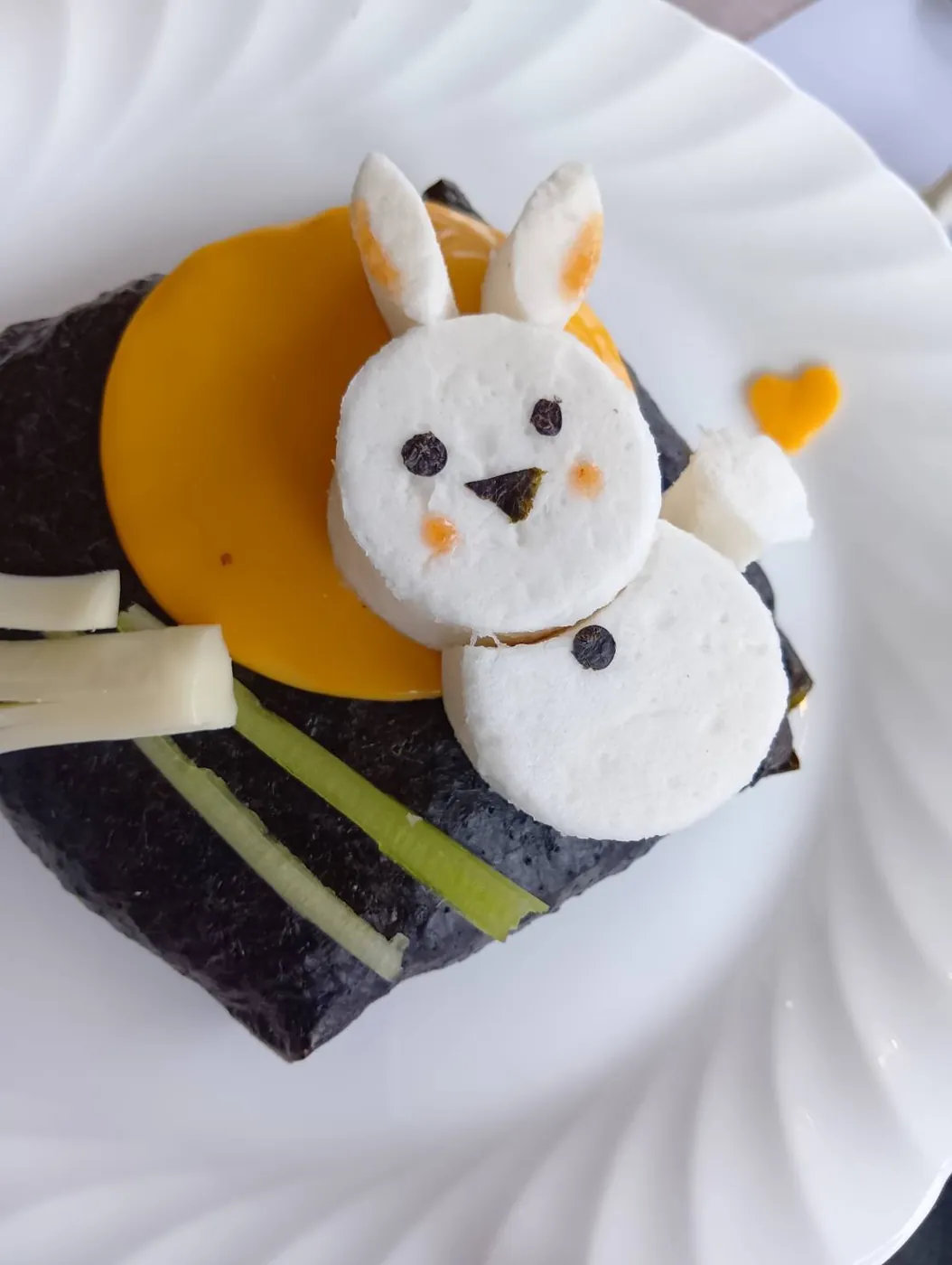 うさぎの形に飾りつけた料理