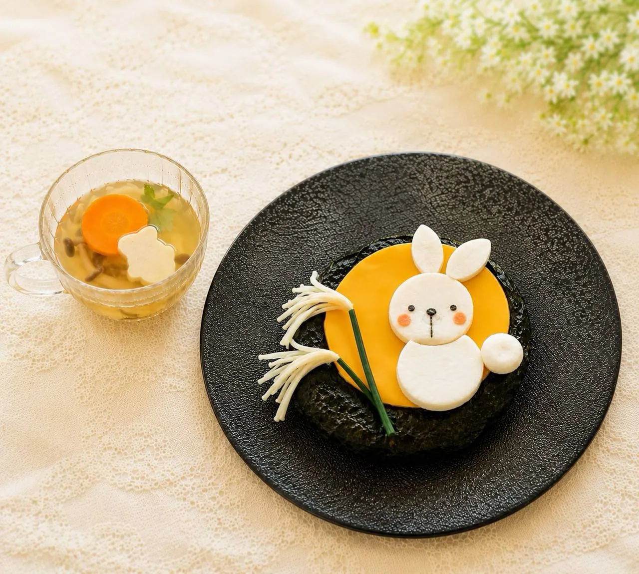 黒いお皿に盛りつけた、うさぎと月の料理とスープ